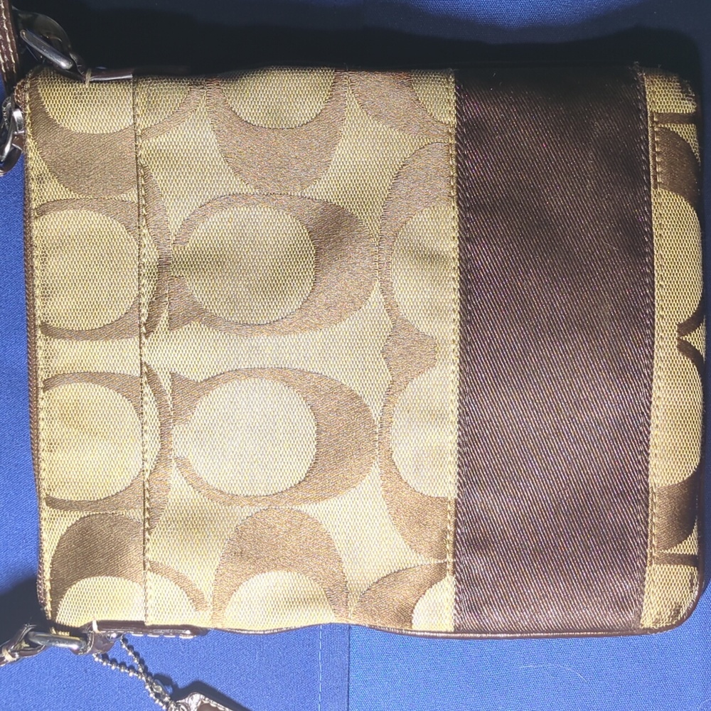 Authentic Coach Signature Crossbody Purse Asking ONLY $35 WOW - Picture 2 of 7